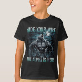 Hide Your Wife The Alpha Is Here Funny Alpha Wolf T-Shirt (Vorderseite)