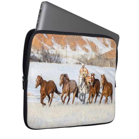 Hideout Horse Ranch, Wrangler and Horses Laptopschutzhülle (Vorne Rechts)