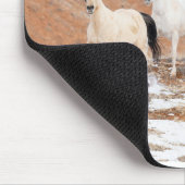 Hideout Ranch mit kleinem Pferdebestand im Schnee Mousepad (Ecke)