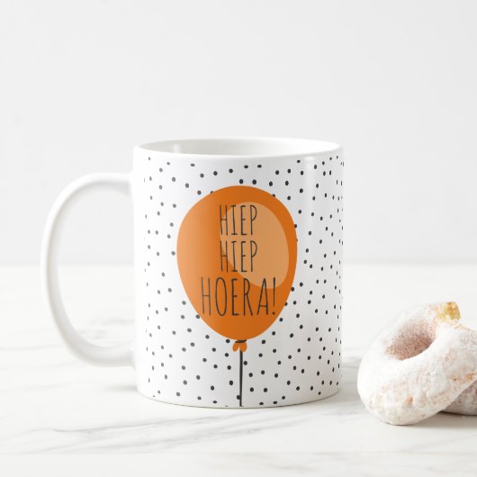 Hiep Hiep Hoera Orange Balloon Dutch Birthday Gift Kaffeetasse (Mit Donut)