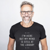 Hier aber Minimalistisch an der Bibliothek T-Shirt