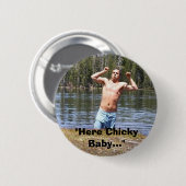 "Hier Chicky Baby… " Button (Vorne & Hinten)
