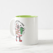 Hier draußen sieht man wie ein Snack Weihnachtsbau Zweifarbige Tasse (Vorderseite Links)