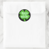 Hier für das Bier Runder Aufkleber (Tasche)
