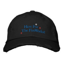 Hier für das Feuerwerk bestickte Baseballkappe