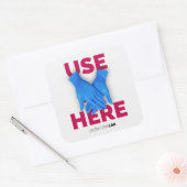 Hier Handschuhe verwenden Quadratischer Aufkleber (Umschlag)