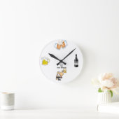 "Hier ist das Bier!" Runde Wanduhr (Zuhause)