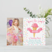 Hier ist das Scoop Foto zum Geburtstag Einladung (Stehend Vorderseite)