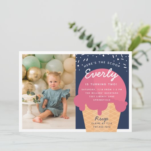 Hier ist das Scoop Ice Cream Cone Kid Birthday Fot Einladung (Stehend Vorderseite)