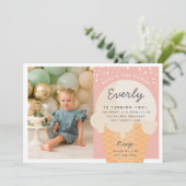 Hier ist das Scoop Ice Cream Cone Kid Birthday Fot Einladung (Stehend Vorderseite)