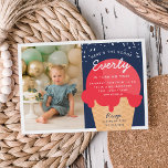 Hier ist das Scoop Ice Cream Cone Kid Birthday Fot Einladung<br><div class="desc">Mit diesen festlichen Eis-Einladungen in einer klassischen Farbpalette in Rot, Weiß und Blau können Sie Ihre kleine Geburtstagsfeier feiern. Das moderne Design umfasst einen Waffelkegel mit einer Bruchkerbe aus rotem Eis mit einem Gewölbe "Hier ist die Kugel" über der Oberseite, und die Details zu den Geburtstagsfeiern Ihres Kindes darunter. Ideal...</div>