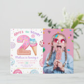 Hier ist das Scoop Ice Cream Donut Birthday Foto Einladung (Stehend Vorderseite)