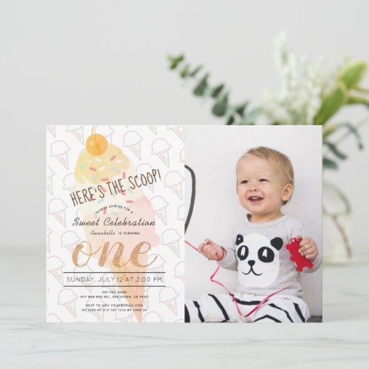 Hier ist das Scoop Ice Cream Pink Foto 1. Geburtst Einladung (Stehend Vorderseite)