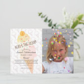 Hier ist das Scoop Ice Cream Pink Foto Geburtstag Einladung (Stehend Vorderseite)