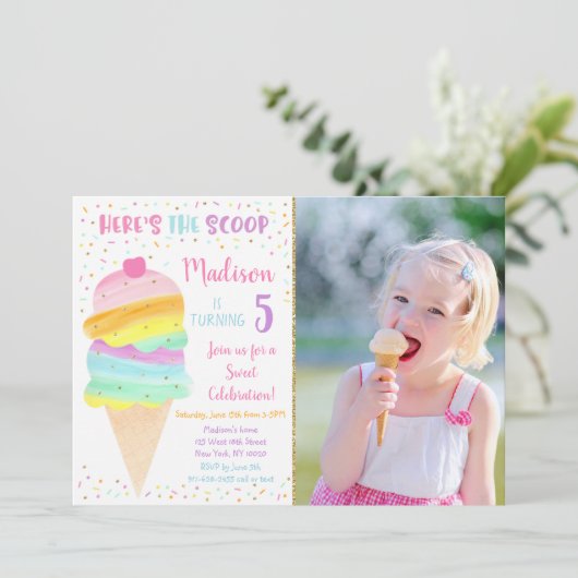 Hier ist das Scoop Pink Gold Ice Cream Birthday Einladung (Stehend Vorderseite)