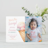 Hier ist die Schotterpastel Pink Ice Cream Geburts Einladung (Stehend Vorderseite)