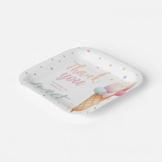 Hier ist die Scoop Ice Cream Birthday Party Pappteller (Gewinkelt)