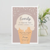 Hier ist die Scoop Ice Cream Cone Kid Birthday Par Einladung (Stehend Vorderseite)