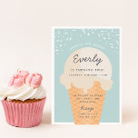 Hier ist die Scoop Ice Cream Cone Kid Birthday Par Einladung<br><div class="desc">Mit diesen festlichen Eis-Einladungen in einer sanften Pastellfarbenpalette verkünden Sie Ihre Geburtstagsfeier Ihres Kleinen. Modernes Design mit einem Waffelkegel mit einer Kugel Vanilleeis mit dem Gewölbe "Hier ist die Kugel" über der Oberseite,  und die Geburtstagsparty Ihres Kindes darunter auf einem weichen Aqua-Hintergrund.</div>