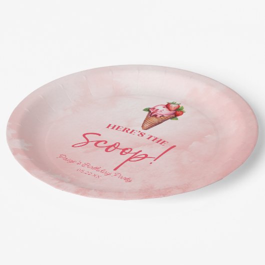 Hier ist die Scoop Pink Red Ice Cream Birthday Par Pappteller (Schrägansicht)