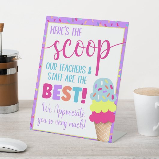 Hier ist die Scoop Teacher Appreciation Ice Cream Sockelschild (In SItu)