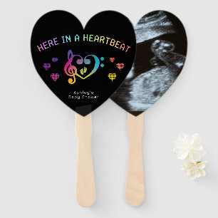 Hier ist ein Herzschlag-Regenbogen-Baby-Shower-Fot Fächer