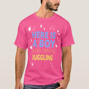 Hier ist ein Junge, der Jonglieren liebt Lustiger T-Shirt
