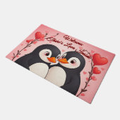 Hier ist Liebe drin: Pinguin-Liebe-Willkommensmatt Fußmatte (Schrägansicht)