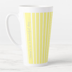 Hier ist zu einem schönen Tag gelbe Latte-Tasse Milchtasse