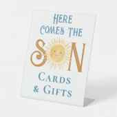 Hier kommen die Son Cards und Geschenke Babydusche Sockelschild (Vorderseite)