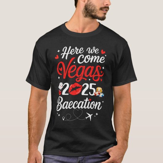 Hier kommen wir Vegas Baecation 2025 Paare Honeymo T-Shirt (Vorderseite)