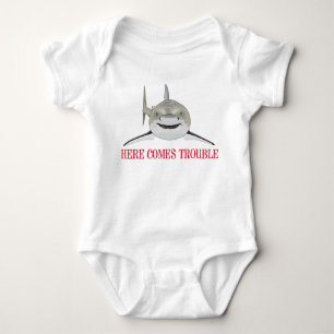Hier kommt Ärger Baby Strampler