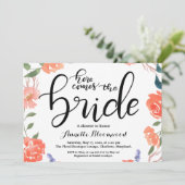 Hier kommt das Brautparty der Braut Einladung (Stehend Vorderseite)