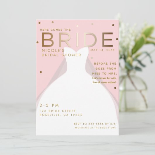 Hier kommt das BRIDE Chic Pink Gold Brautparty Einladung (Stehend Vorderseite)