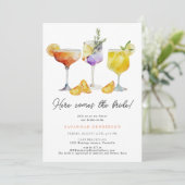 Hier kommt das Bride Fun Drink Brautparty Einladung (Stehend Vorderseite)