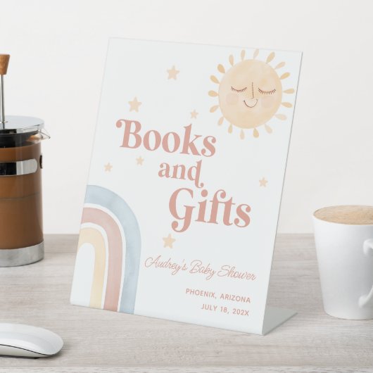 Hier kommt das Son Books + Gifts Pedestal Sign Sockelschild (In SItu)