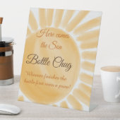 Hier kommt das Son Sunshine Ray Baby Shower Game Sockelschild (In Situ)