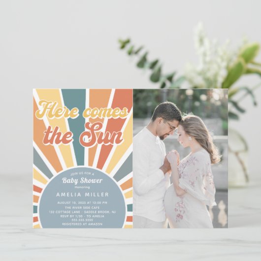 Hier kommt das Sun Baby Dusche Regenbogen Foto Einladung (Stehend Vorderseite)