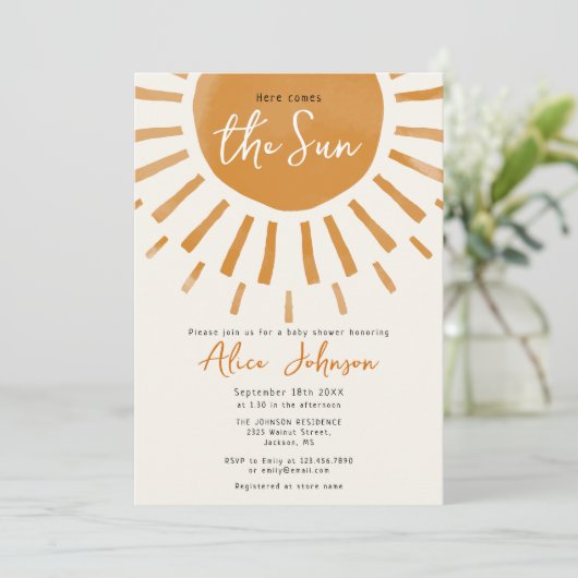 Hier kommt das Sun Boho alles in einer Babydusche Einladung (Stehend Vorderseite)