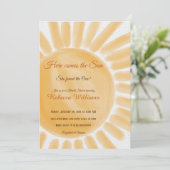 Hier kommt das Sun Ray Yellow Brautparty Einladung (Stehend Vorderseite)
