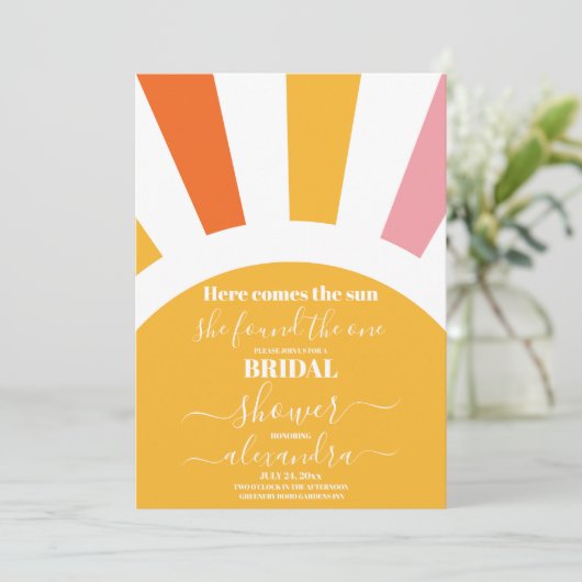 Hier kommt das Sun Ray Yellow Brautparty Einladung (Stehend Vorderseite)