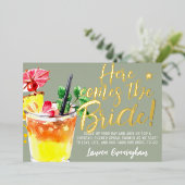 Hier kommt der Bride Fun Cocktail Save the Date Folieneinladung (Stehend vorne)