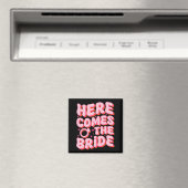Hier kommt der Bride Groovy Junggeselinnen-Abschie Magnet (In Situ (Geschirrspüler))