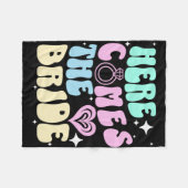 Hier kommt der Junggeselinnen-Abschied Bridal Sho Fleecedecke (Vorderseite (Horizontal))