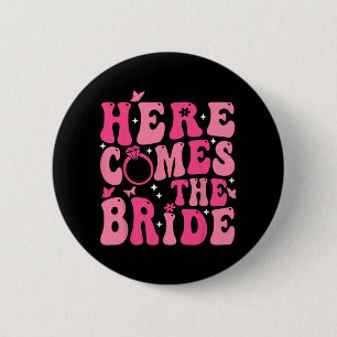 Hier kommt der Junggeselinnen-Abschied von Bride P Button
