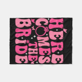 Hier kommt der Junggeselinnen-Abschied von Bride P Fleecedecke (Vorderseite (Horizontal))