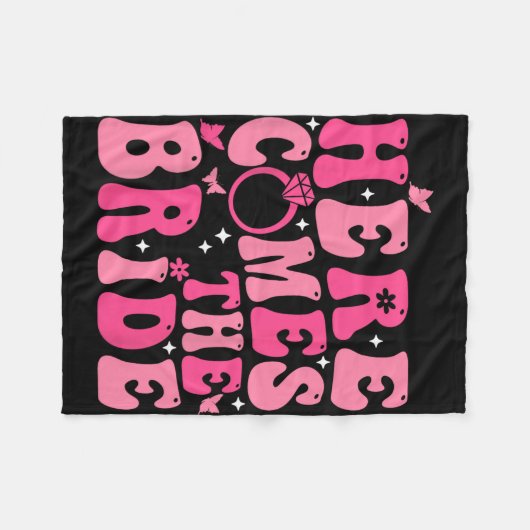 Hier kommt der Junggeselinnen-Abschied von Bride P Fleecedecke (Vorderseite (Horizontal))