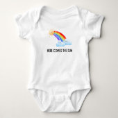 Hier kommt der Rainbow Baby Bodysuit Baby Strampler (Vorderseite)