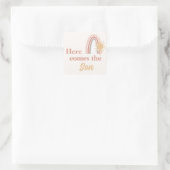 Hier kommt der Son Boho Regenbogen Quadratischer Aufkleber (Tasche)