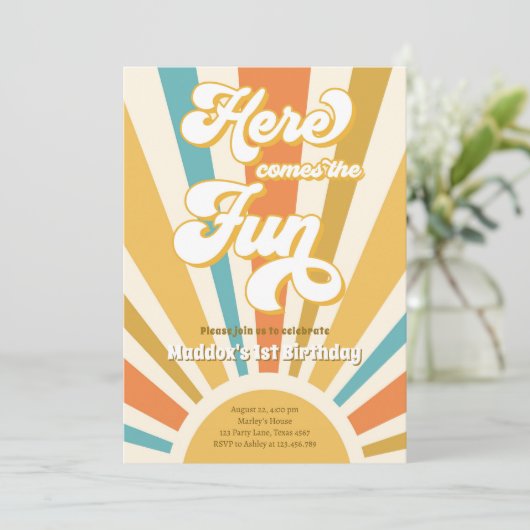 Hier kommt der Spaß Retro Boho Hippie Boy Geburtst Einladung (Stehend Vorderseite)